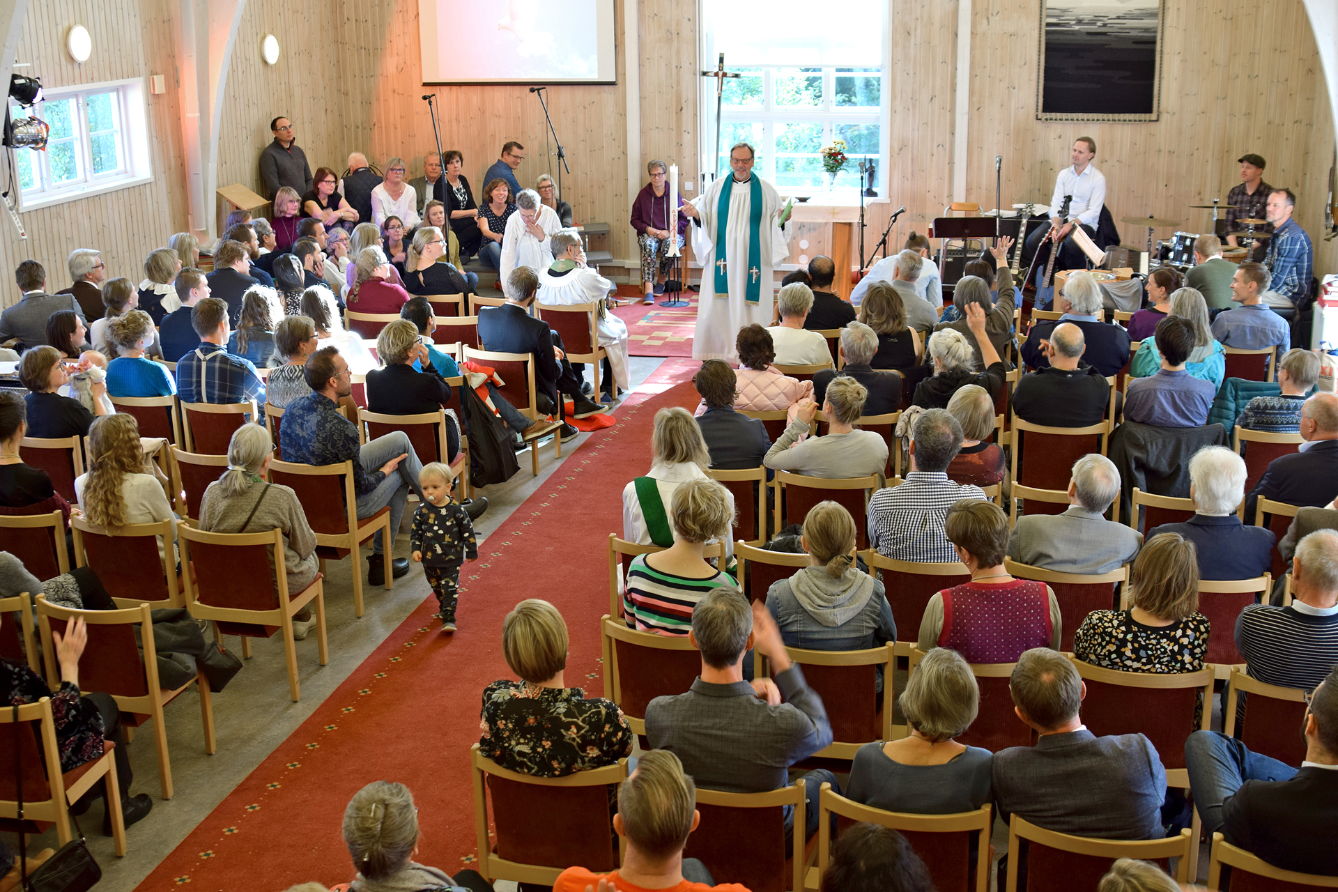 Fullsatt under gudstjänst i Öjersjökyrkan
