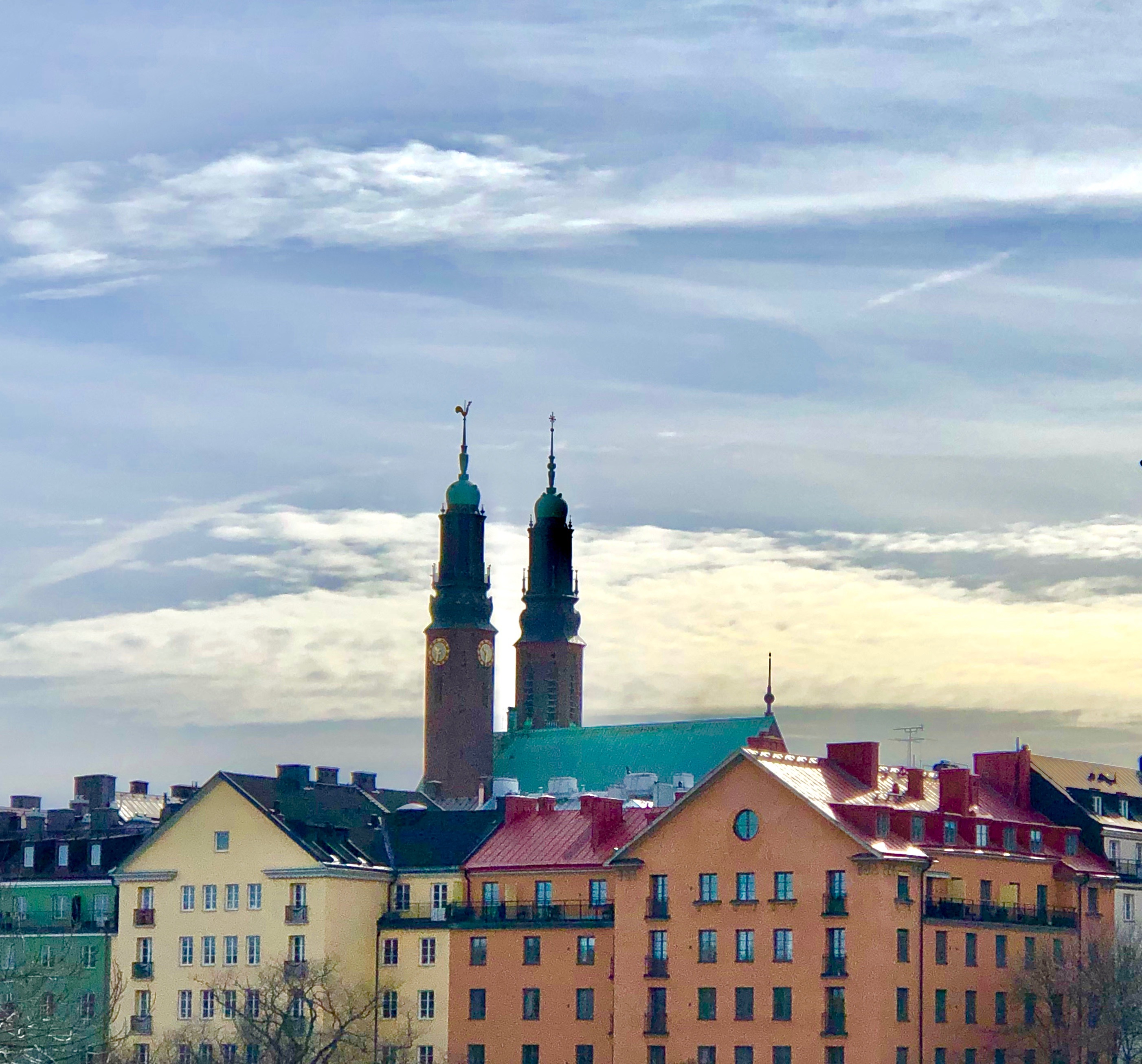 Högalidskyrkans två torn och byggnader i närheten. 