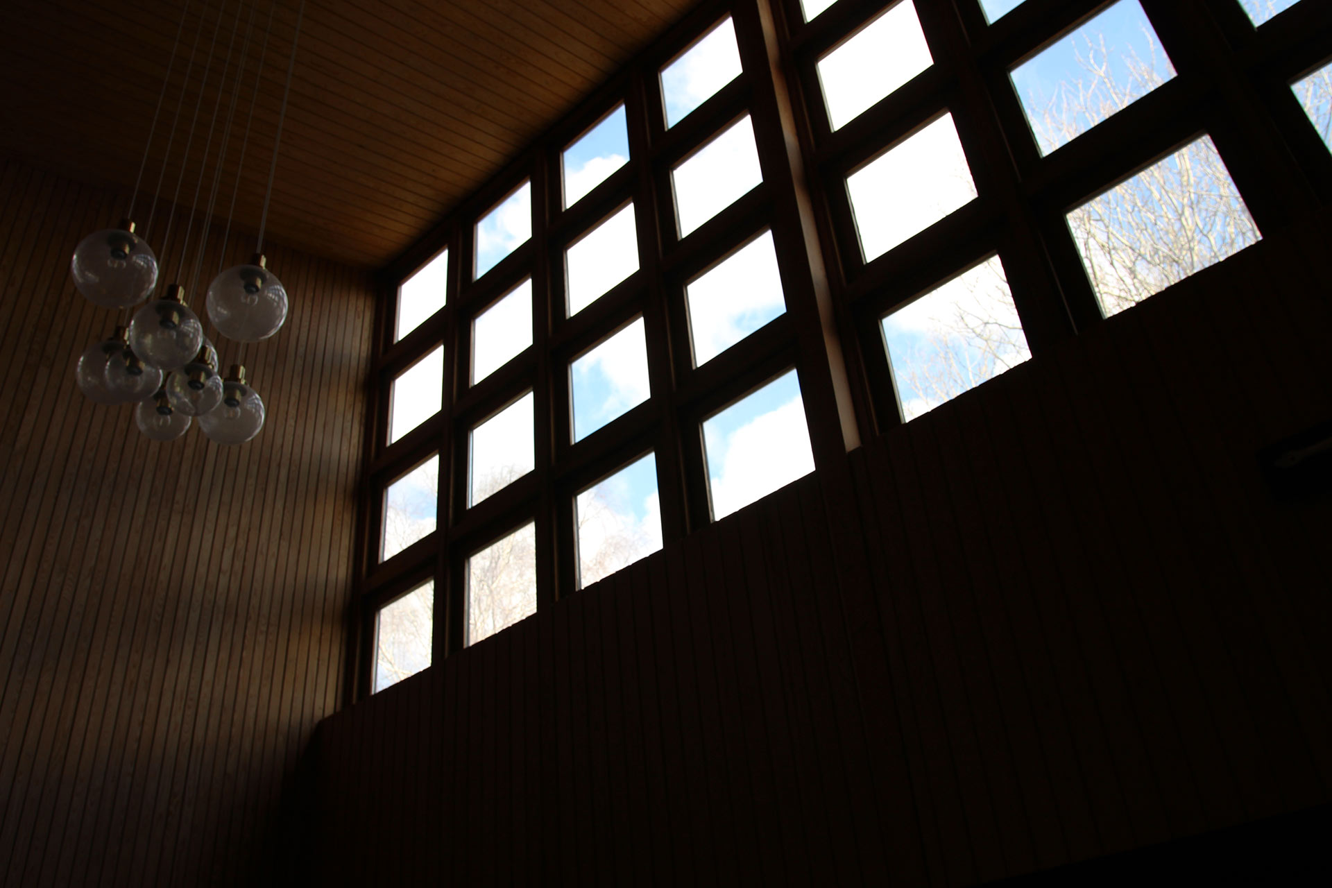 Stora fönster i Kaverös kyrka.