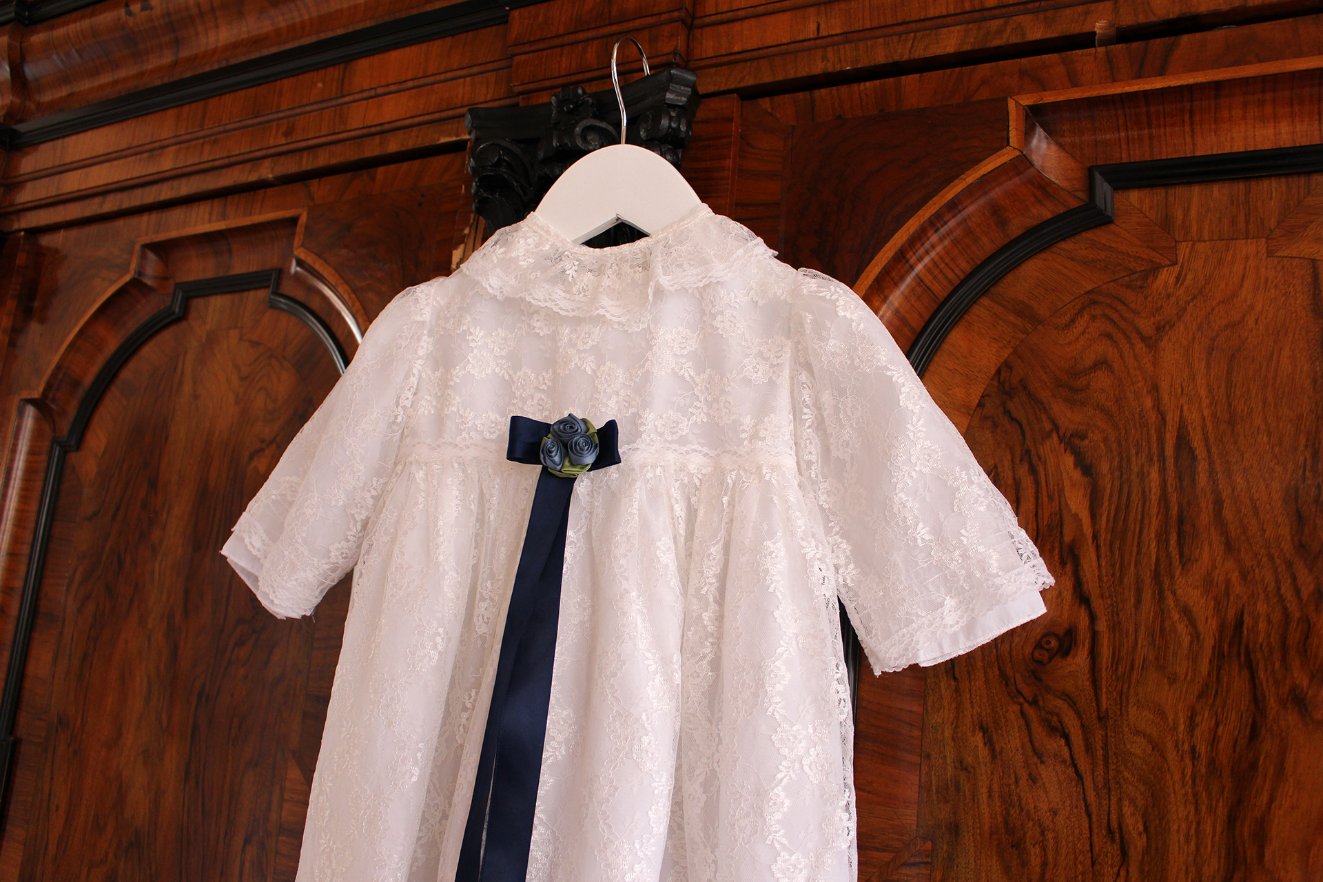 Dopklänning, detalj