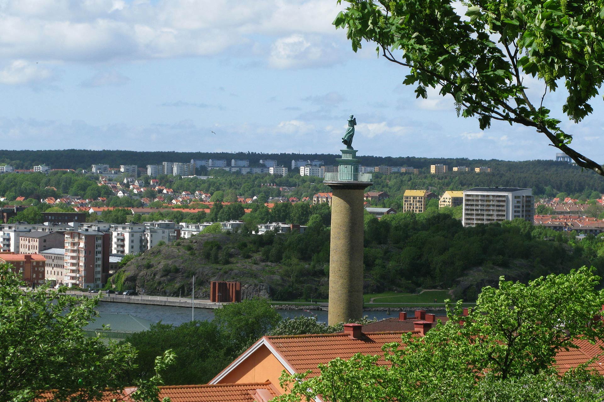 Skulpturen Kvinna vid havet, även benämnd Sjömanshustrun.