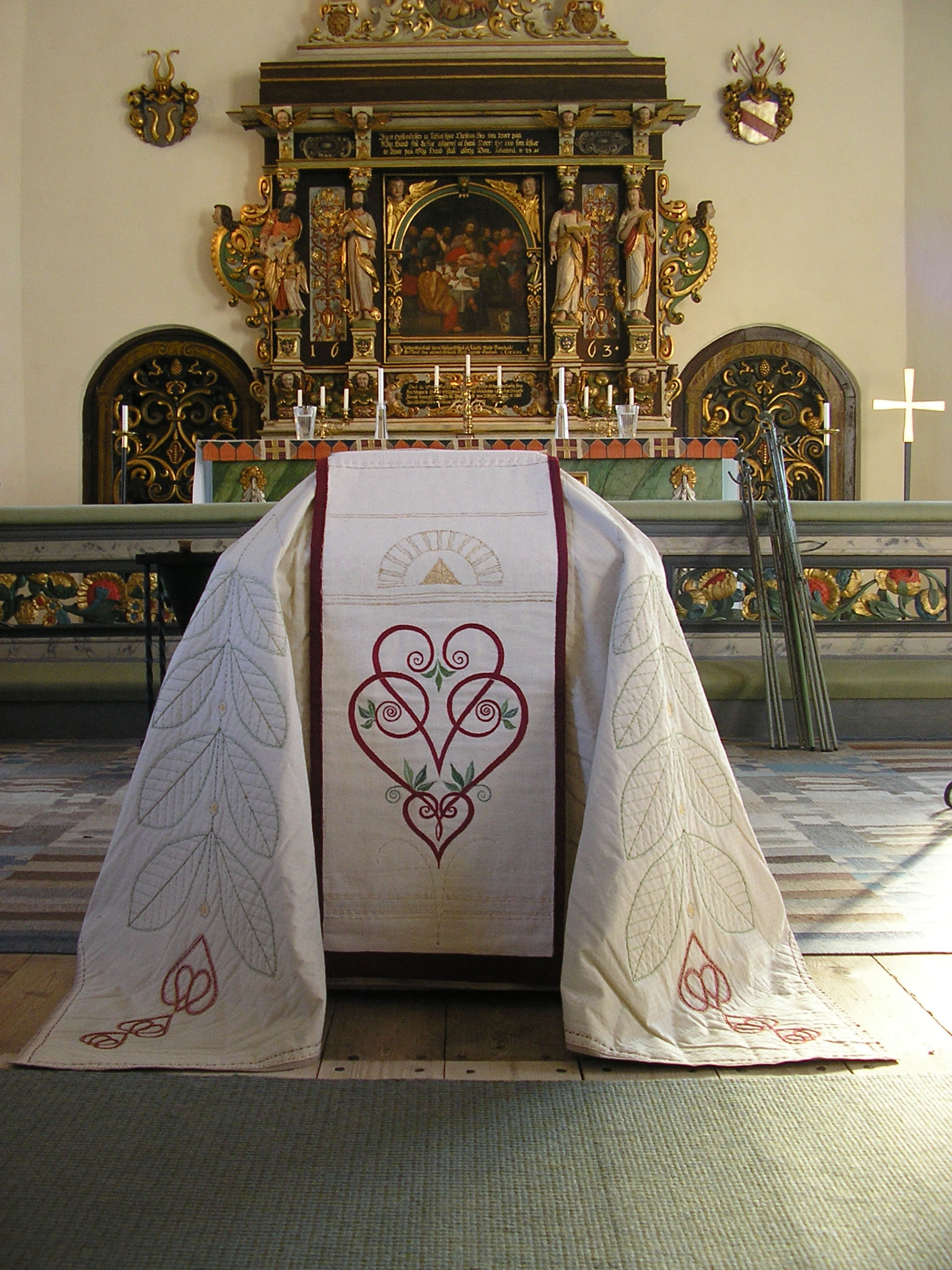 Bårtäcket med Valla kyrkas band. Foto Linn Heiel Ekelund.