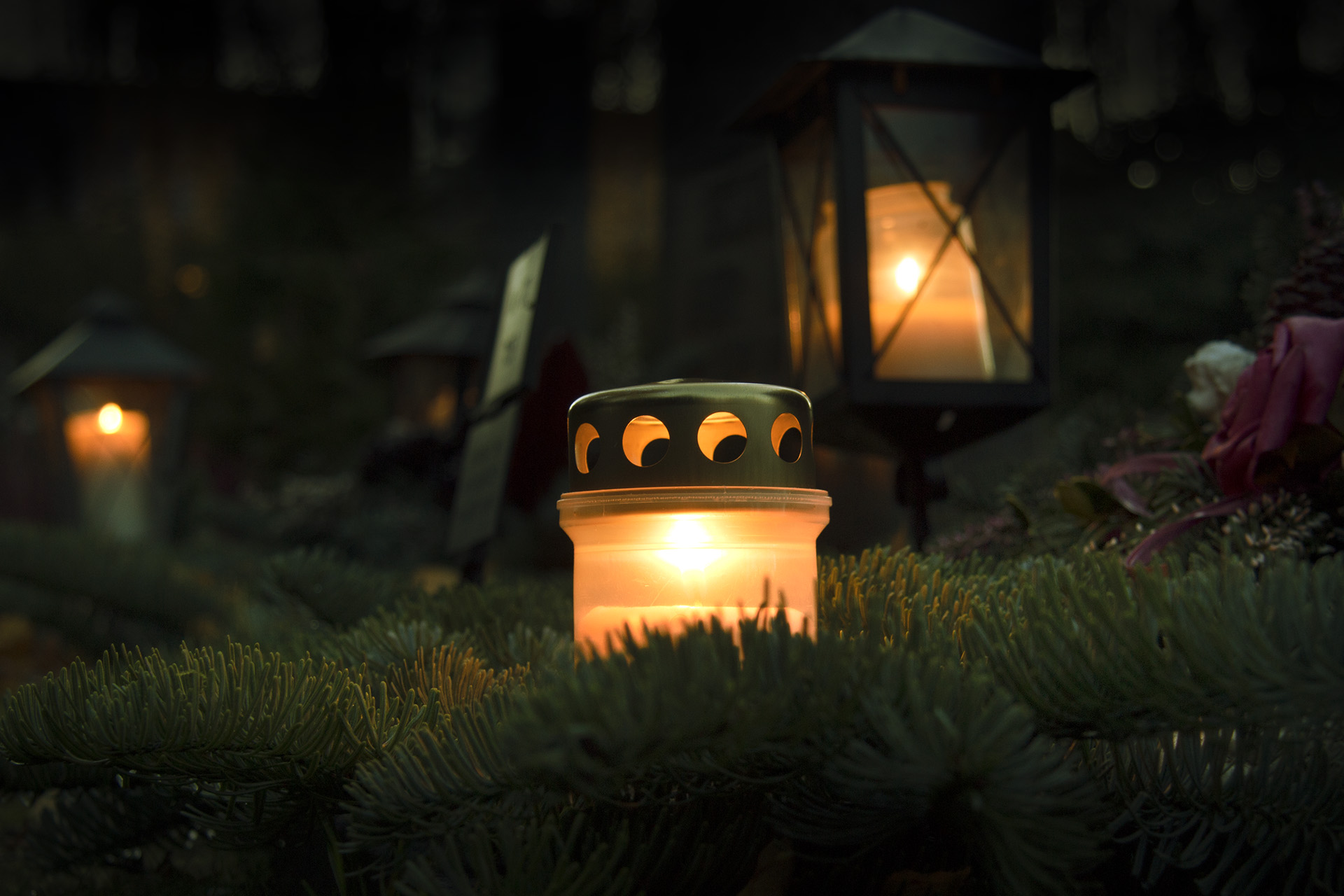 Blockljus tänd vid gravplats.