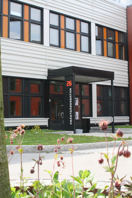 Fässbergs Mariagård exteriör med blommor i förgrunden