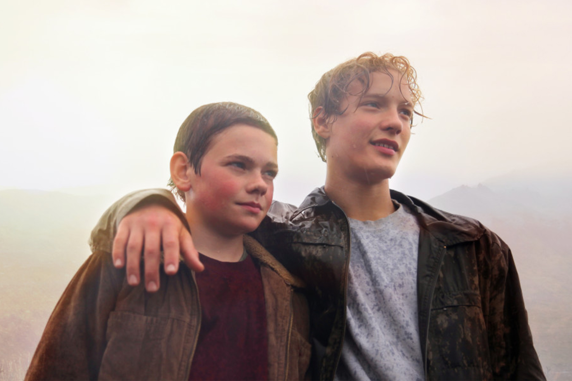 Scen från filmen Heartstone. En kille har armen om en annan.