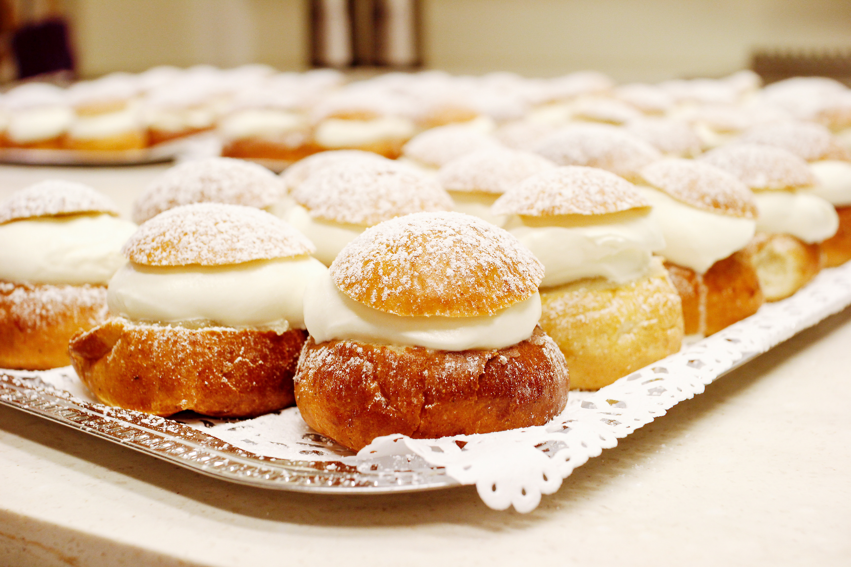 Fat fyllda med semlor.
