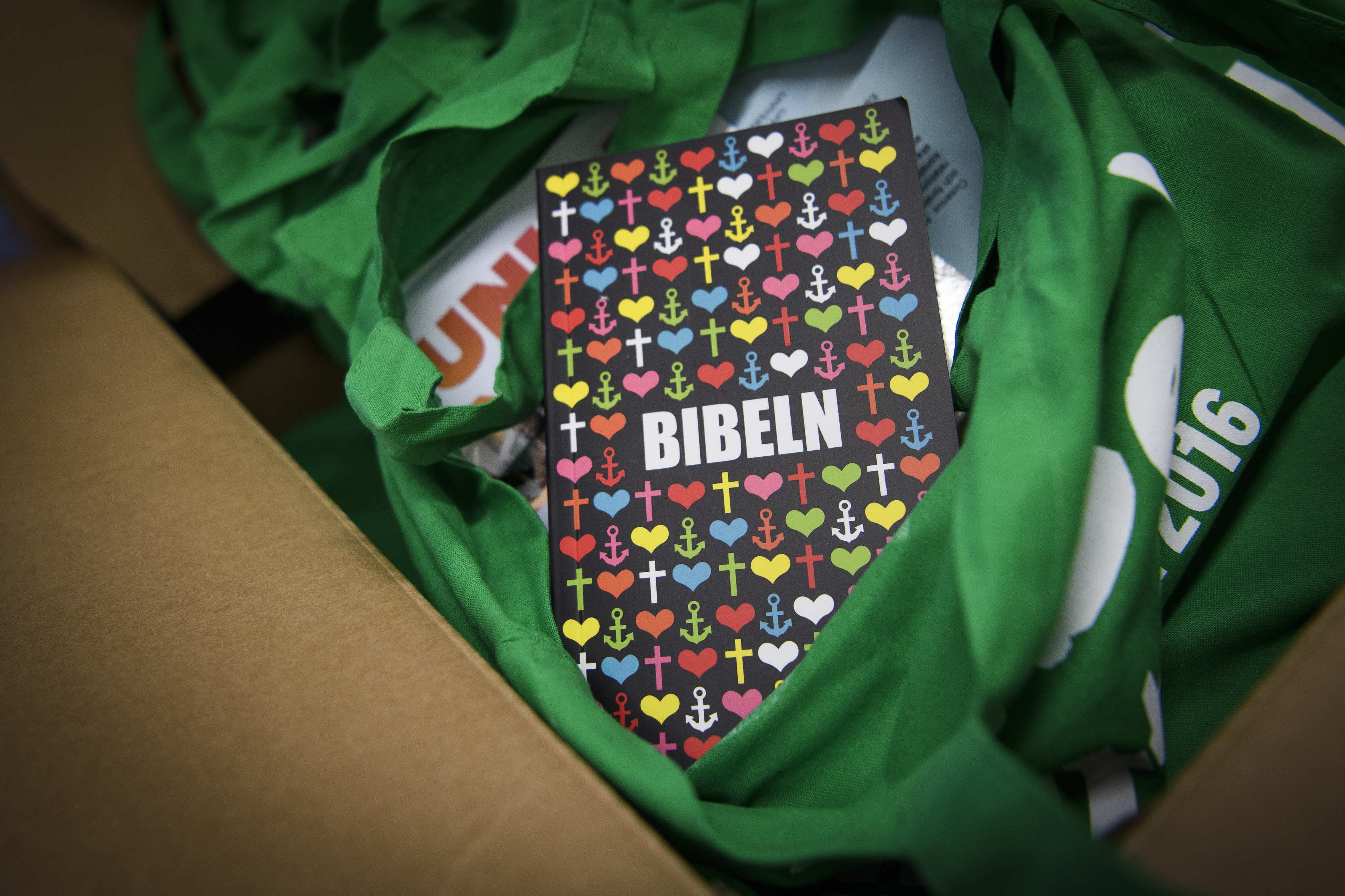 En bibel ligger i en tygkasse.