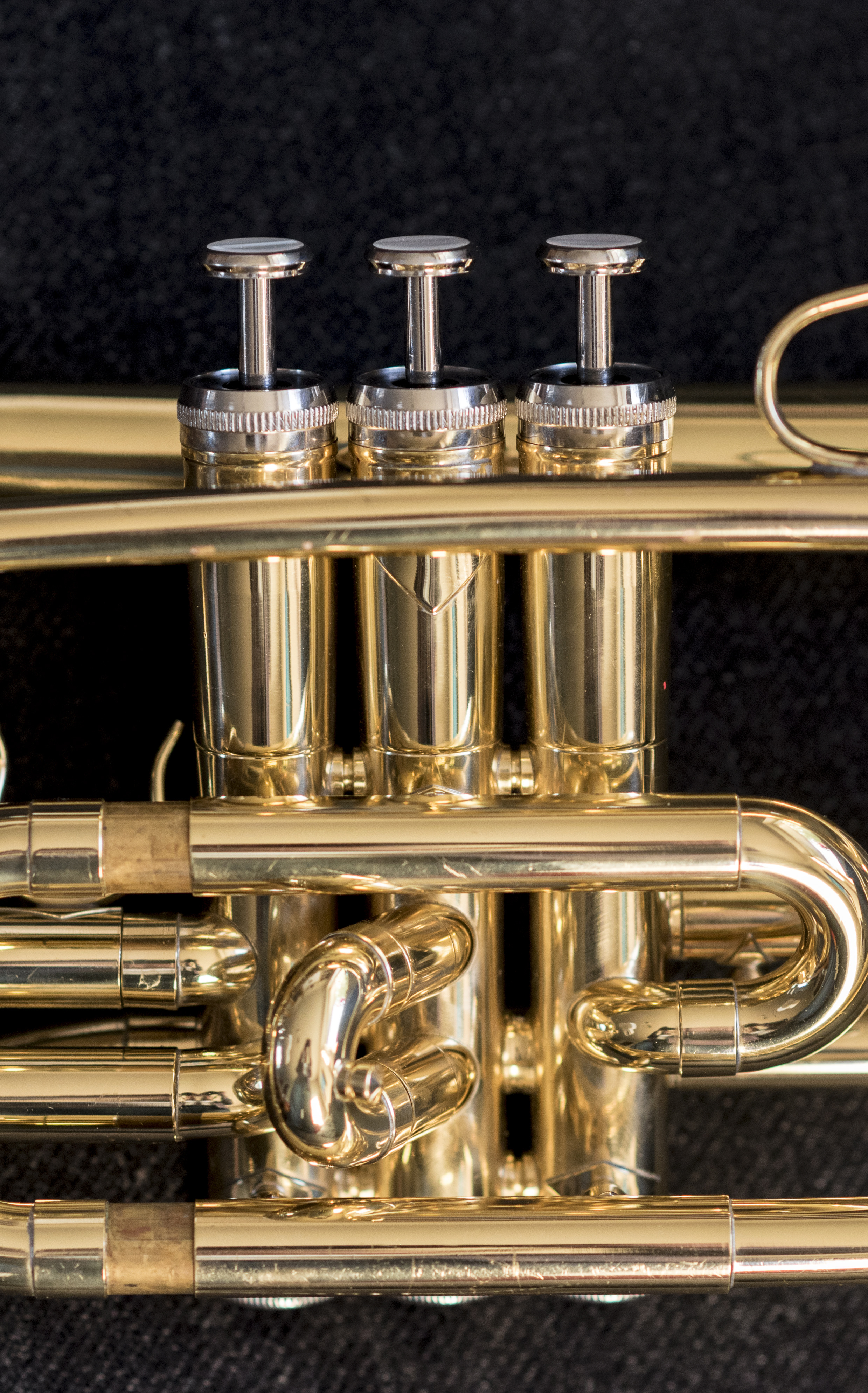 Närbild på ventilerna på en trumpet.