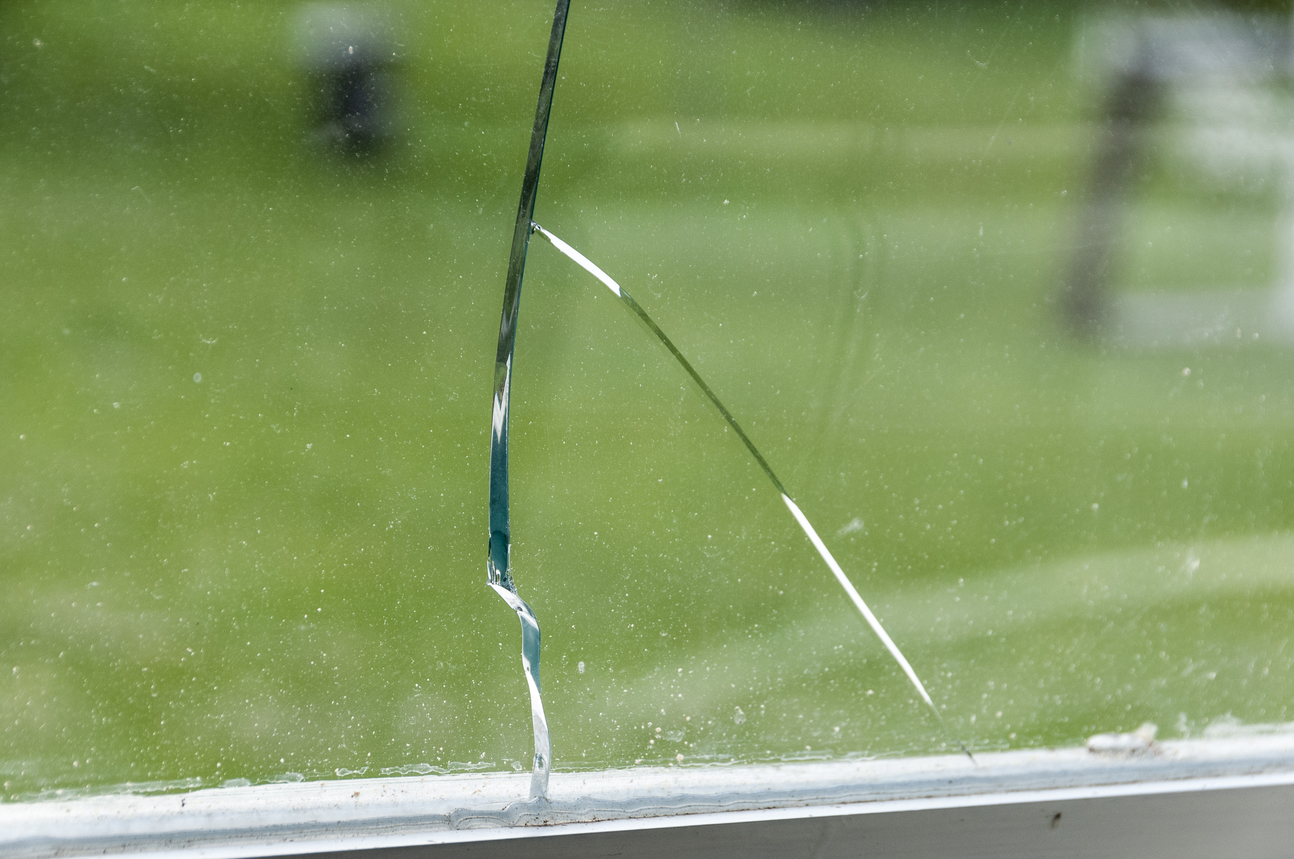 En spricka i ett fönster.