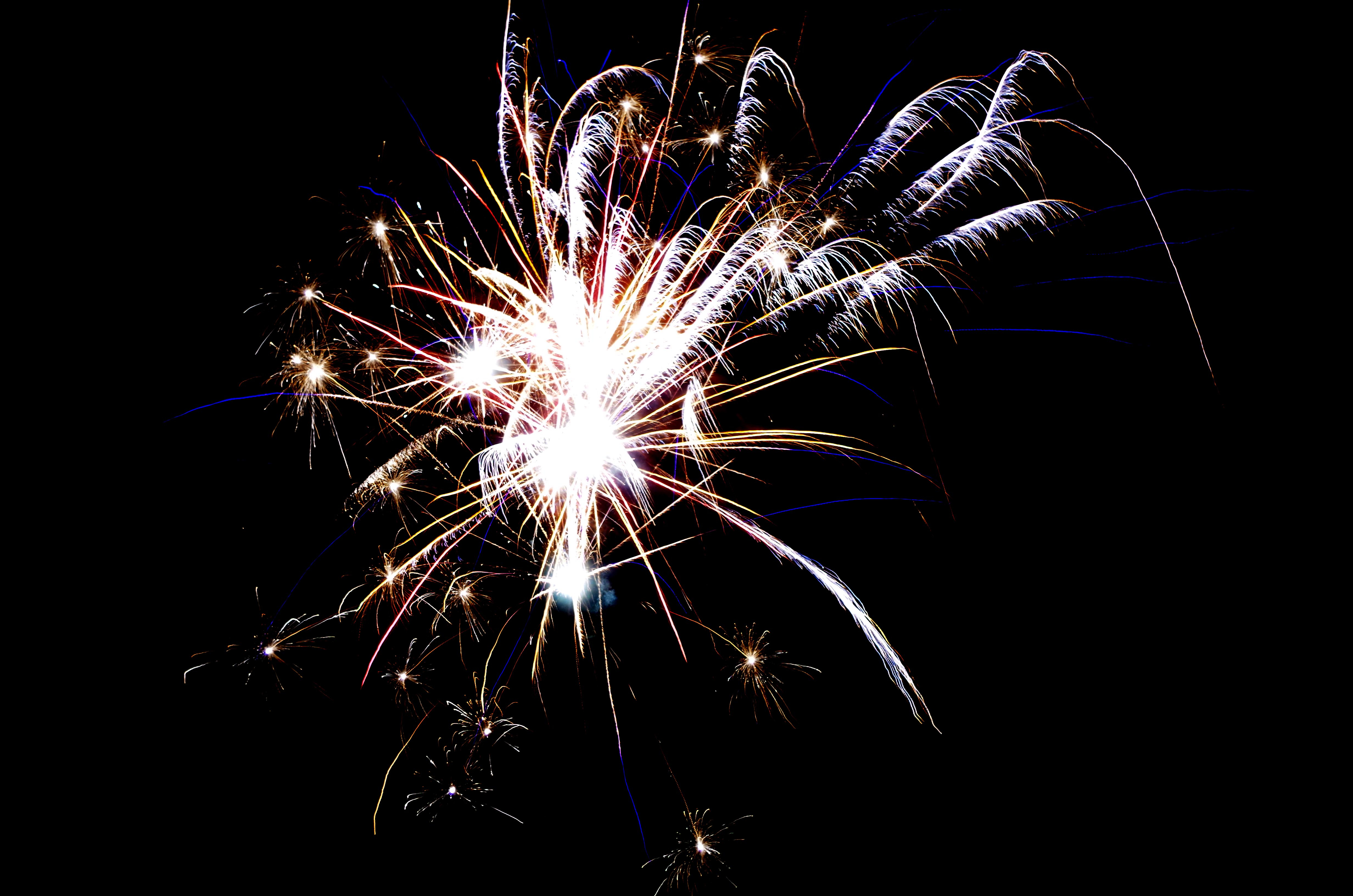 Fyrverkerier mot en svart himmel.