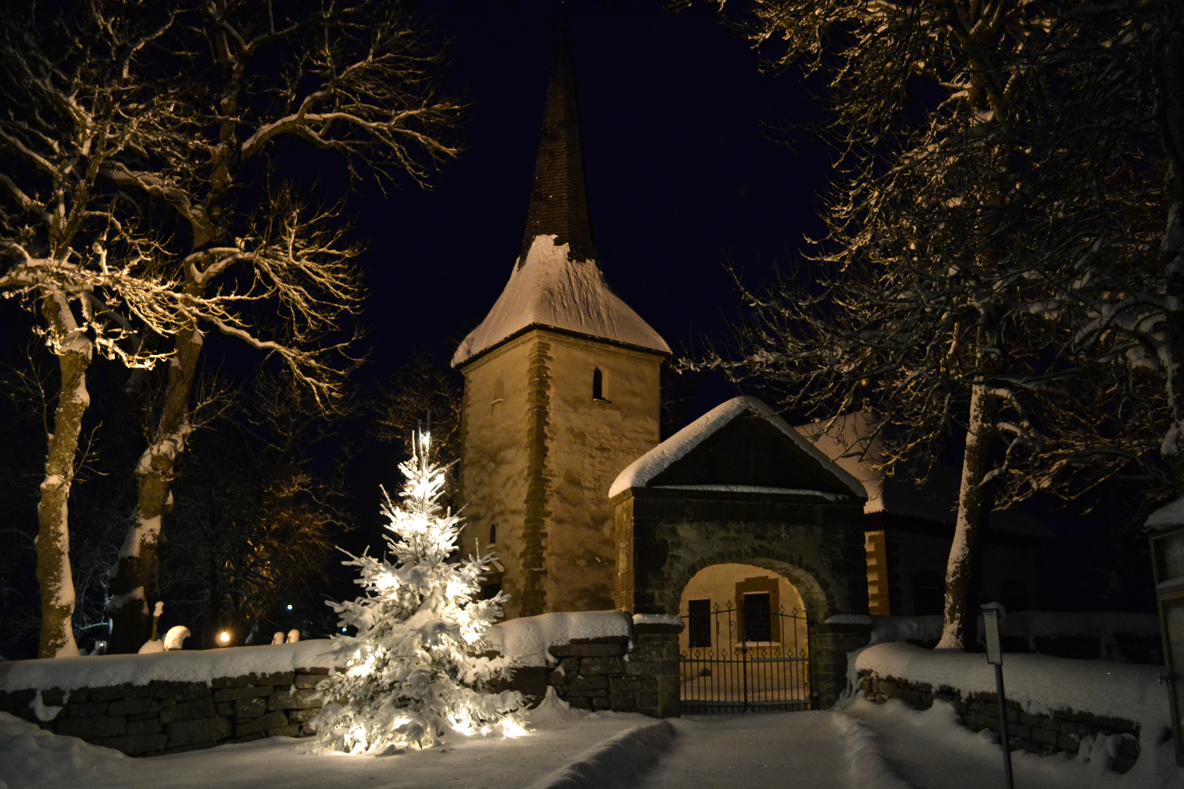 En upplyst kyrka i vinternatten.