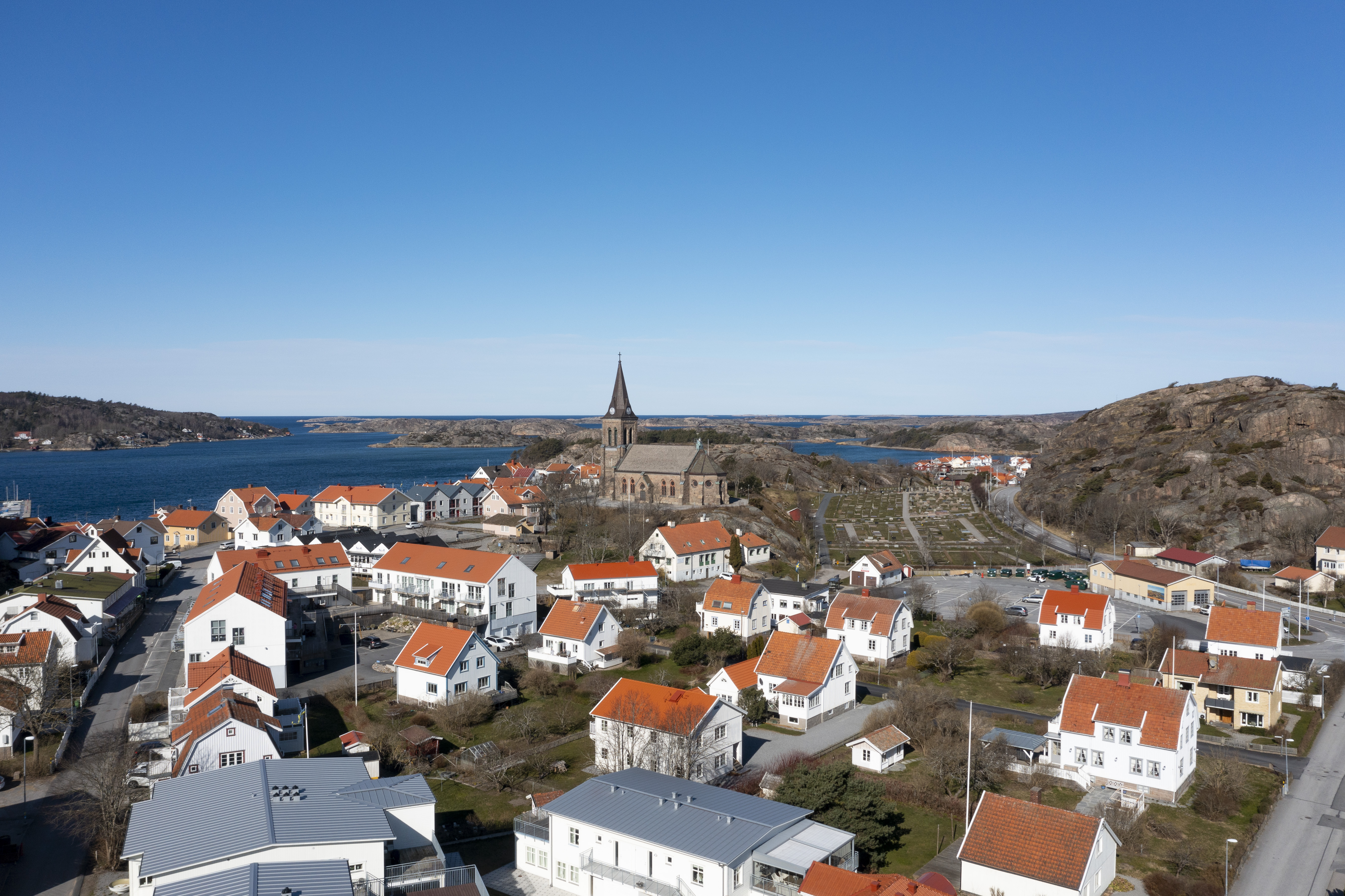 En stenkyrka i en fiskeby vid havet.