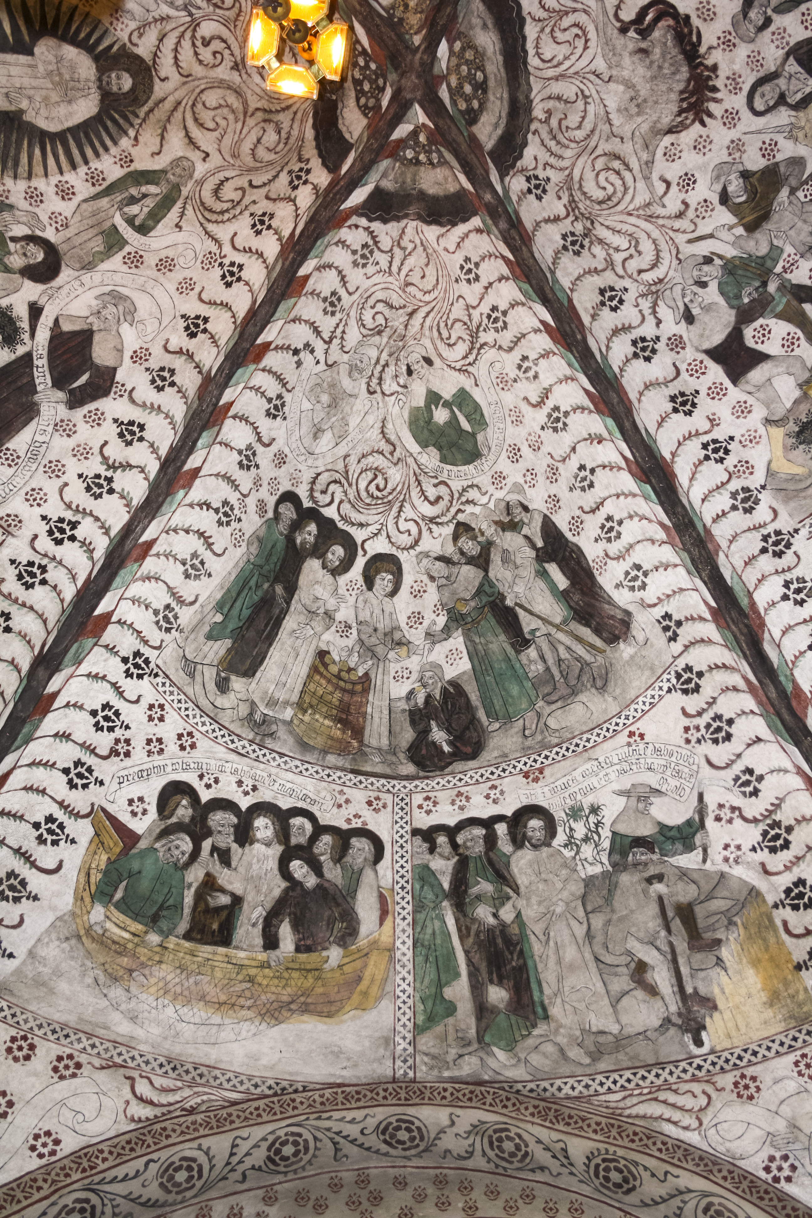 Detaljrika takmålningar i ett kyrkvalv.