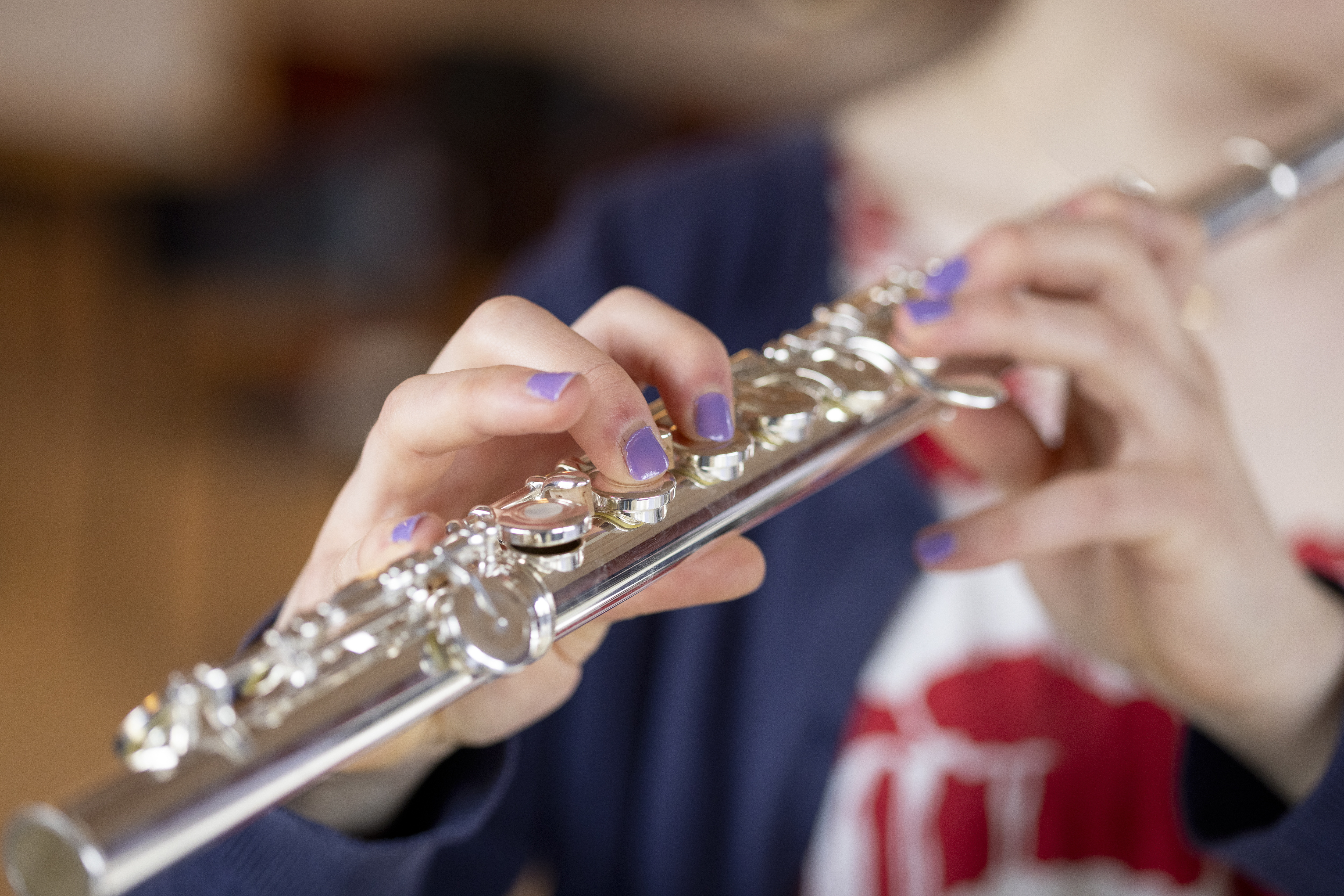 Närbild på en person som spelar tvärflöjt.