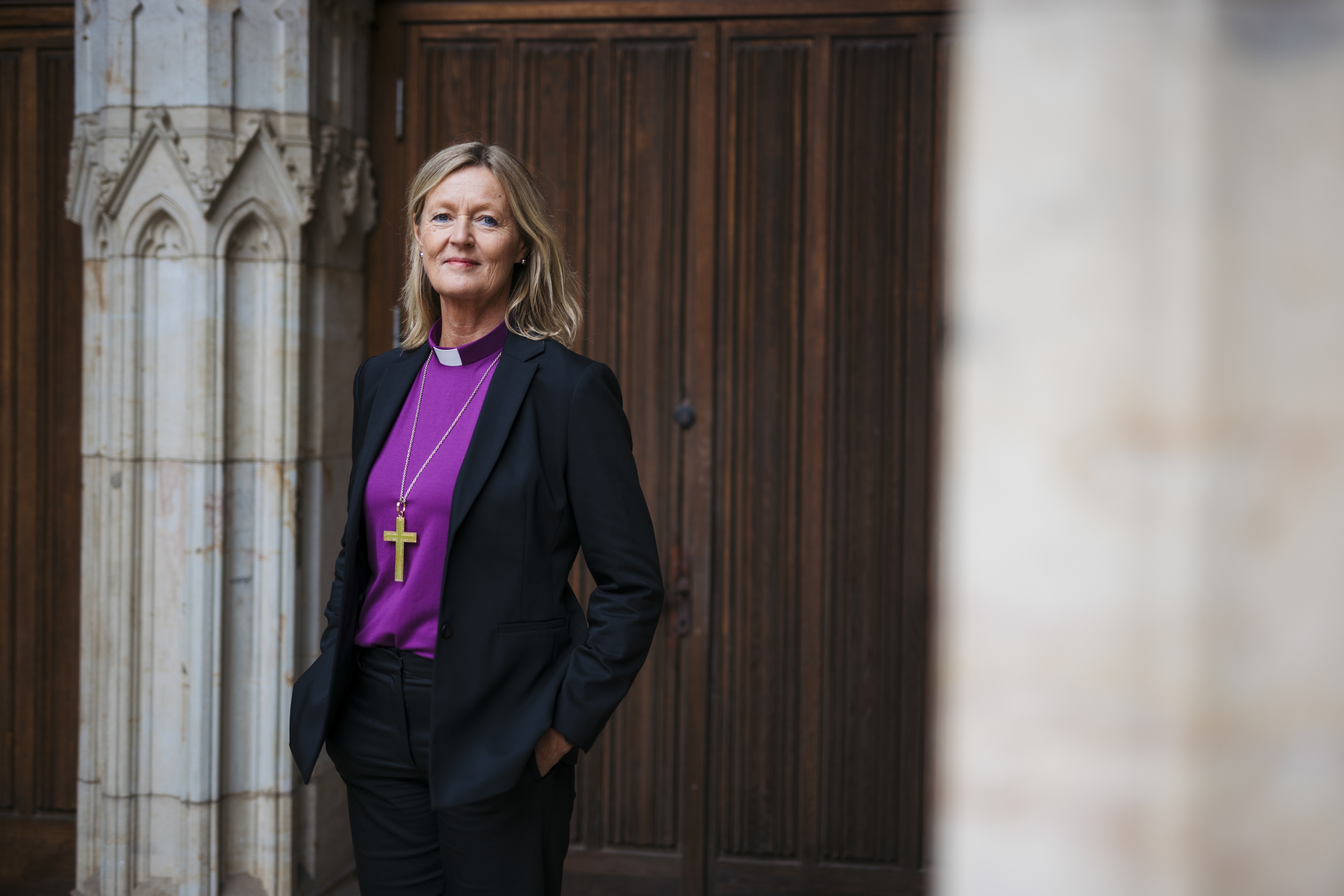Porträttbild på biskop Ulrica Fritzon i lila biskopsskjorta.