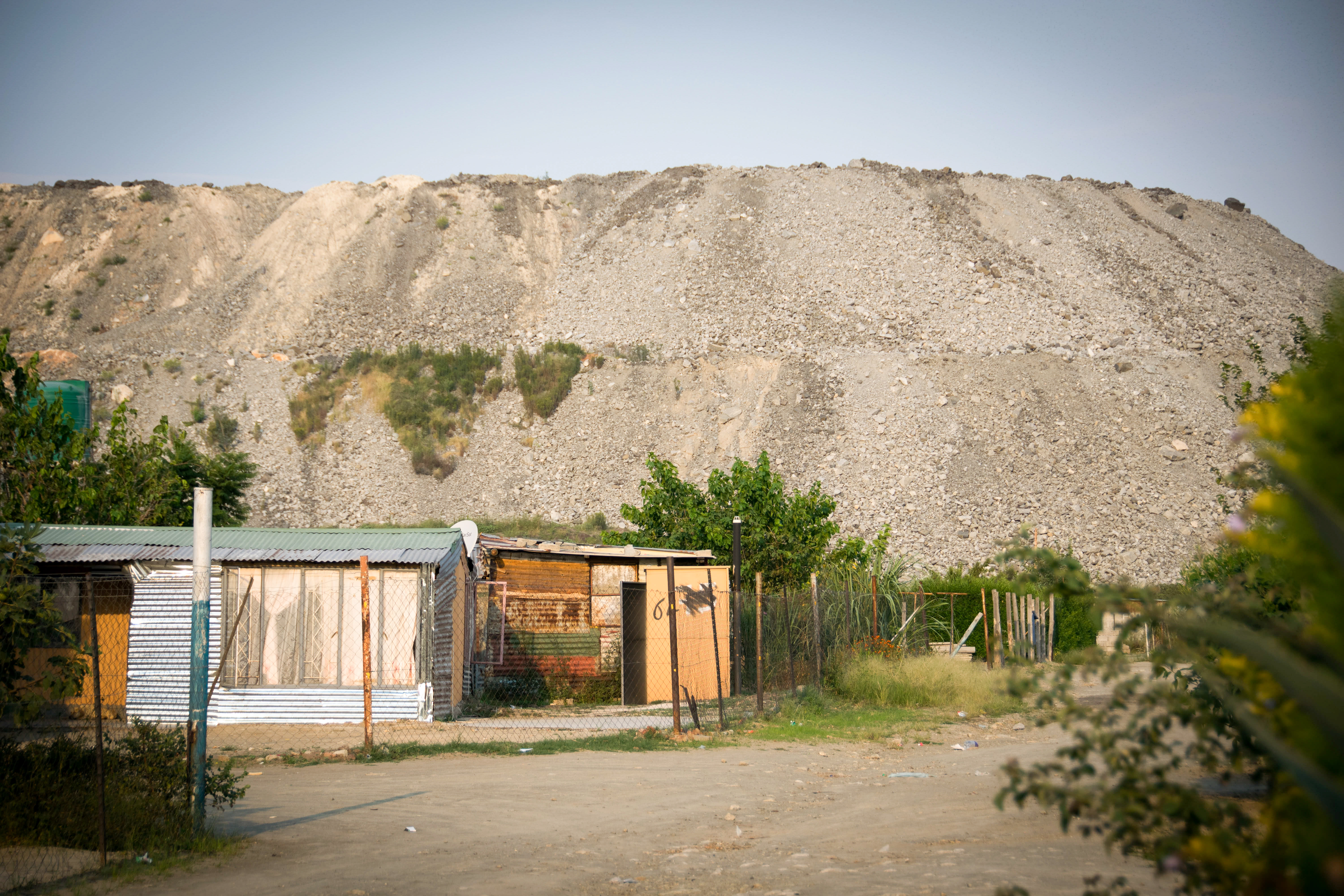 Slaggberg bredvid bostäder.