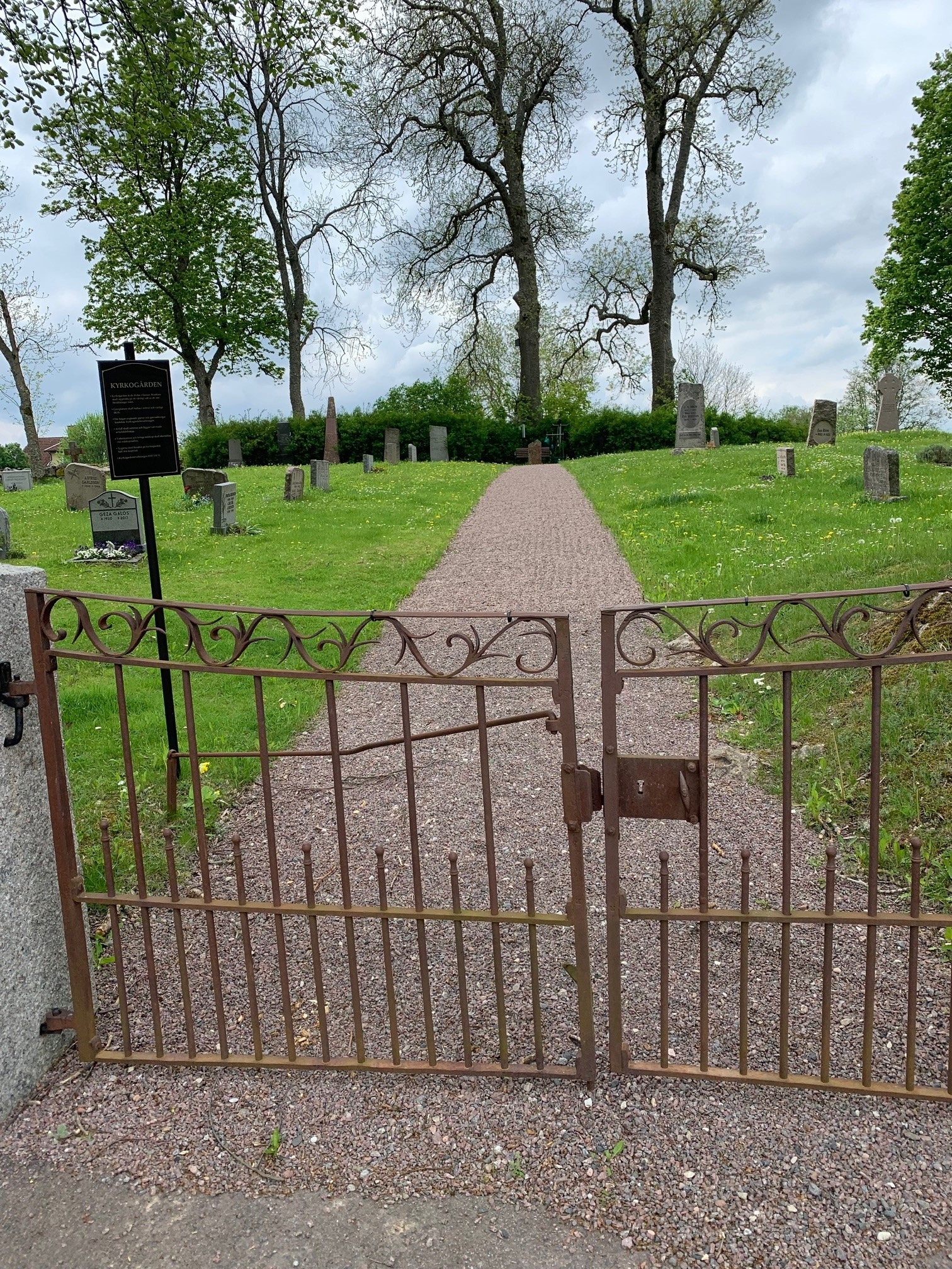 Gravsten på Sörby kyrkogård