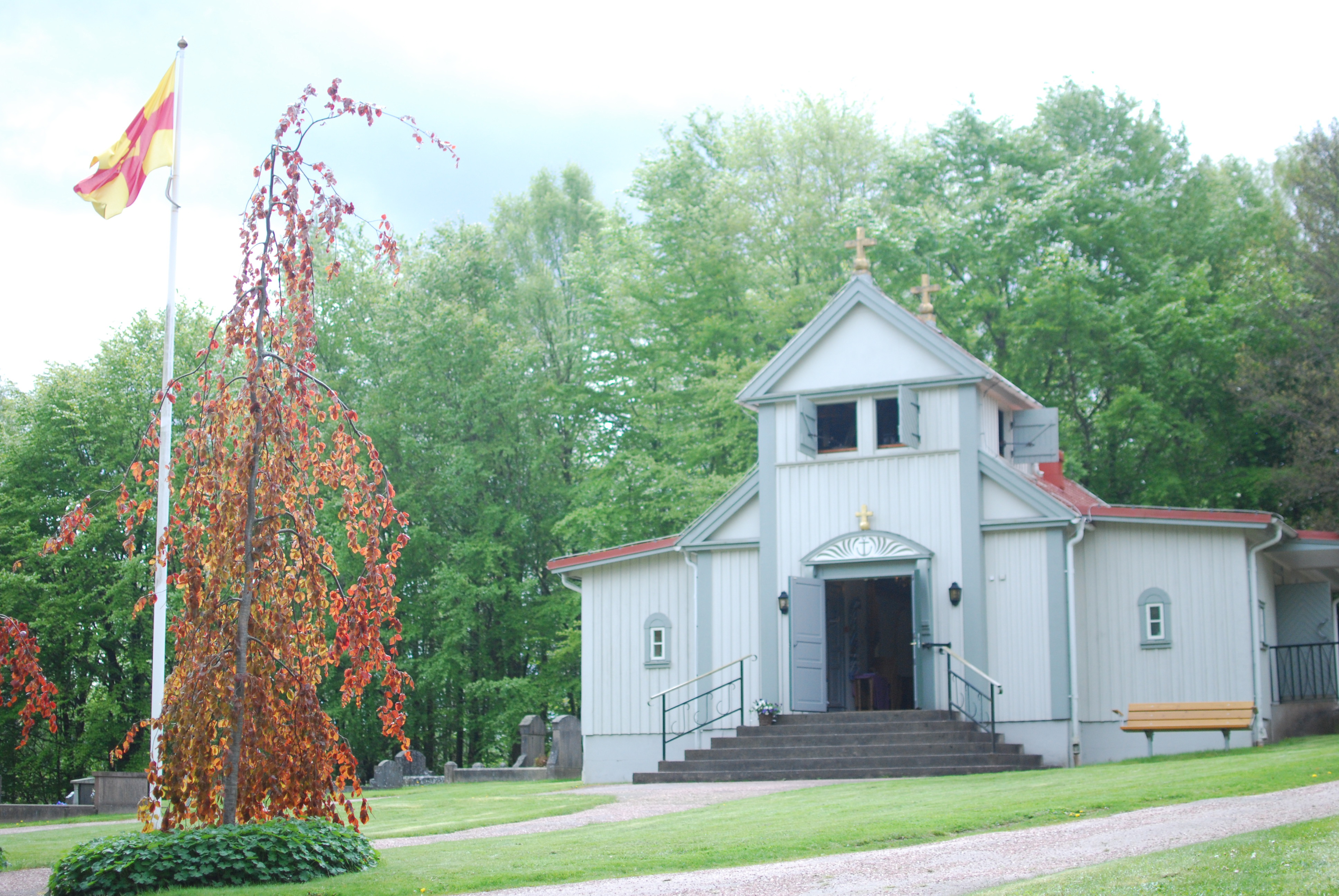 Rödbo kyrka en sommardag.