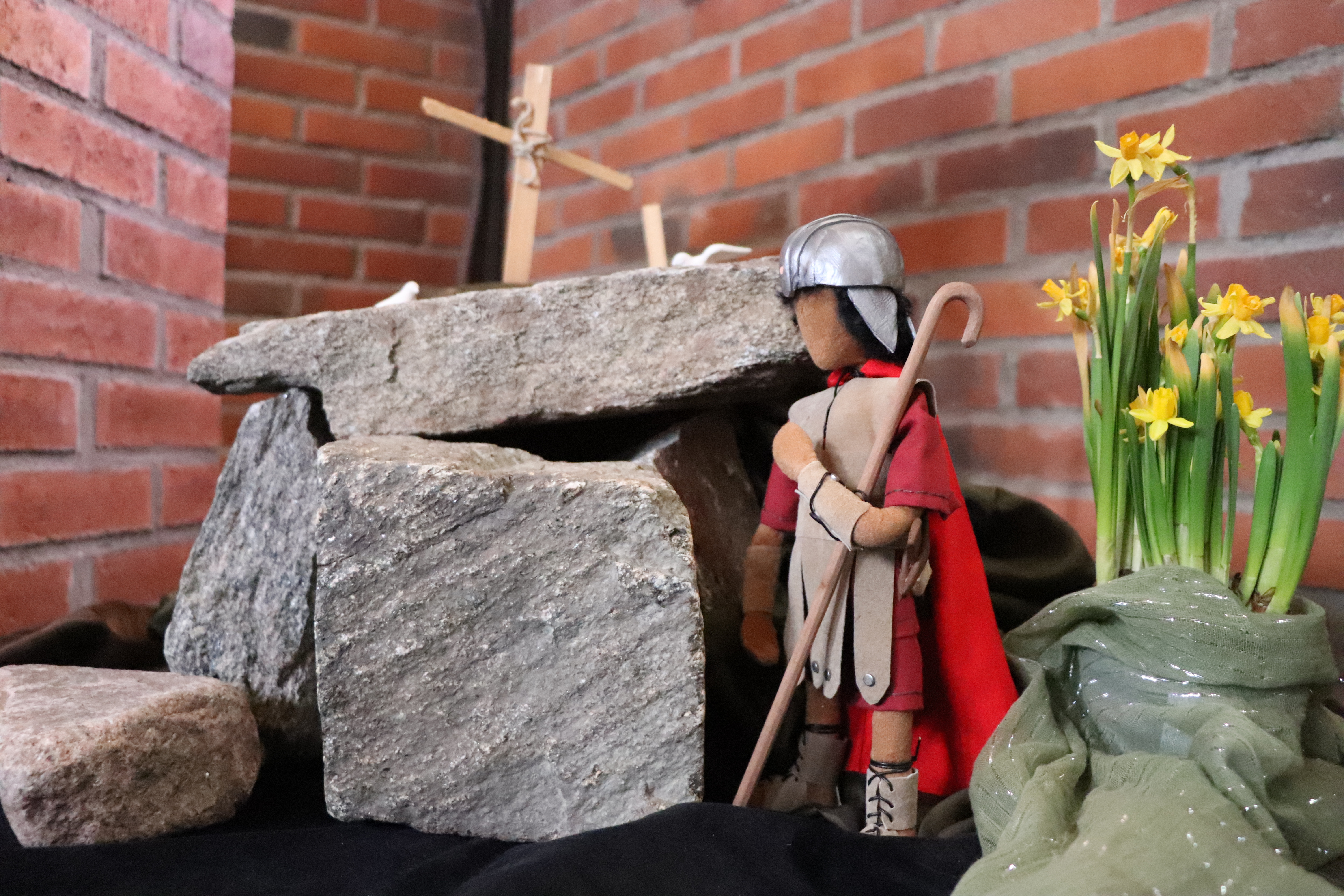 Bibliska figurer i Björkekärrs församling gestaltar påskens händelser.