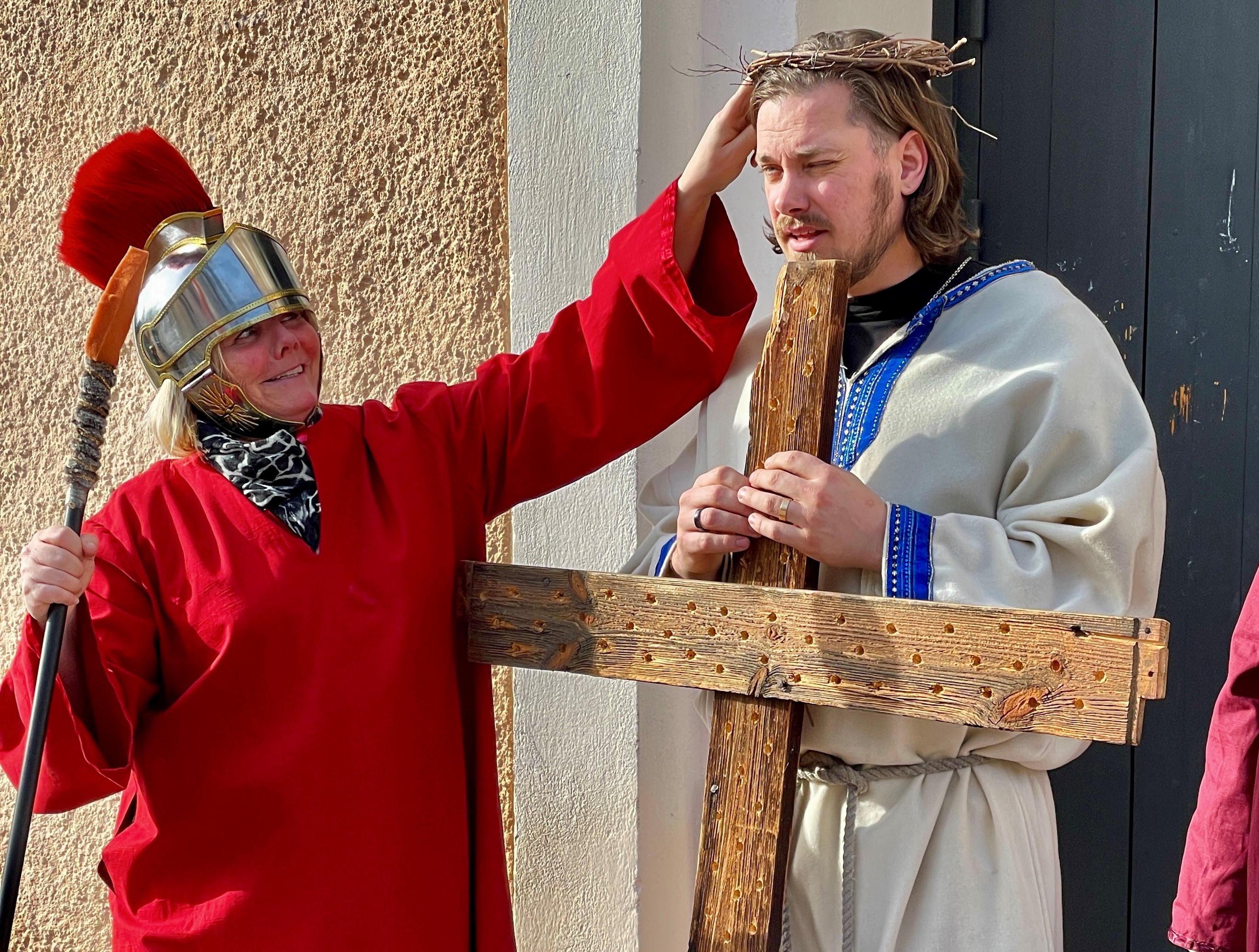 Påskspel 2022 Jesus får sin törnekrona av vakt